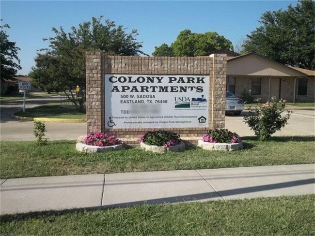 Photo - 500 W Sadosa St