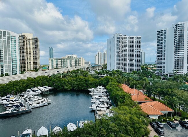 3500 Mystic Pointe Dr Unidad 1107
