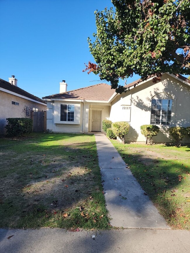 Building Photo - Coming soon!! 3 Bedroom, 2 Bath 2 Car Gara...