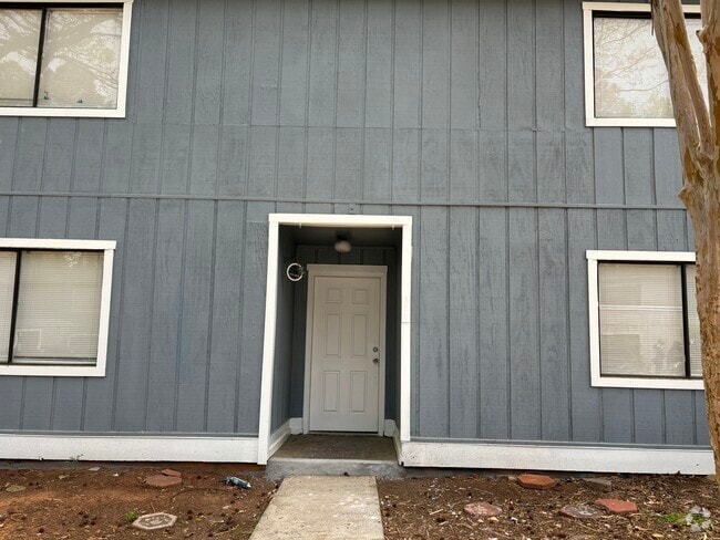 Building Photo - 923 Pine Oak Trl Rental
