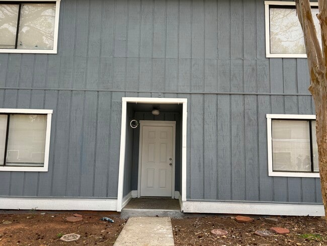 Building Photo - 923 Pine Oak Trl Rental