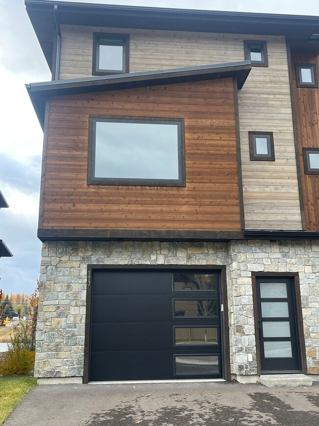 Building Photo - Brand New Three Story Whitefish Townhouse