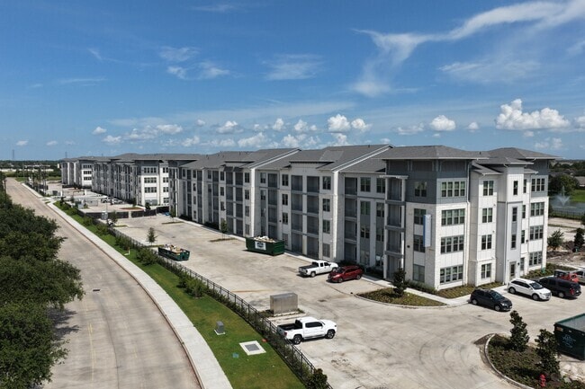 Building Photo - Waterline