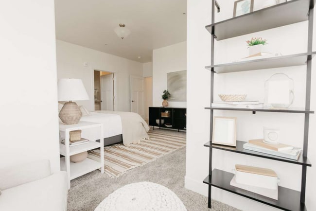 Building Photo - 676 N 380 W Unit Room #1 - Master Rental