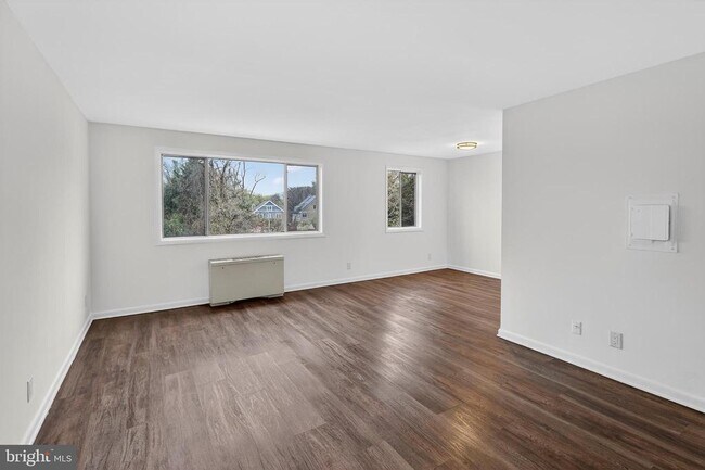 Photo - 4570 MacArthur Blvd NW Unidad 208