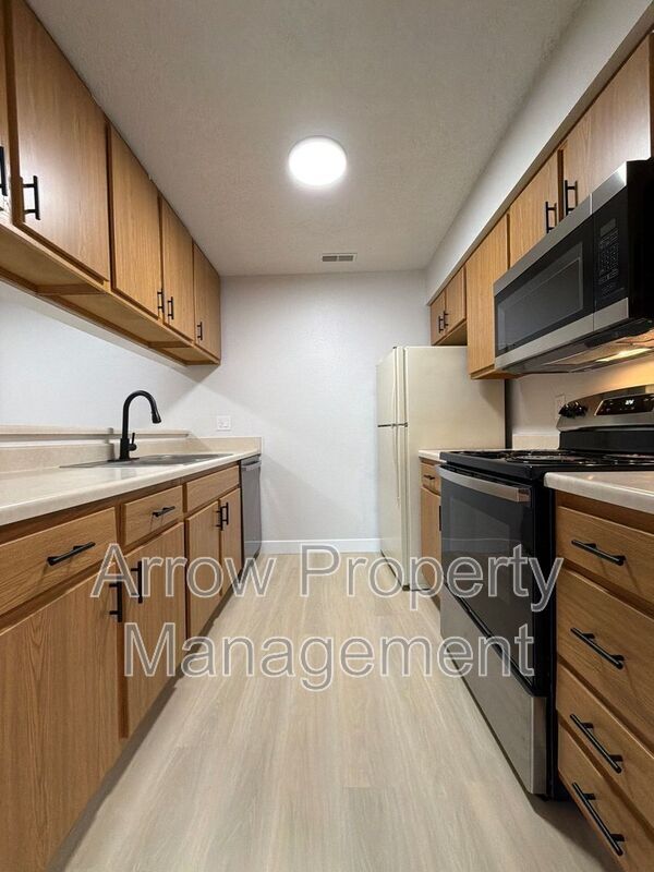 Building Photo - 2350 N 44th St Unit 8