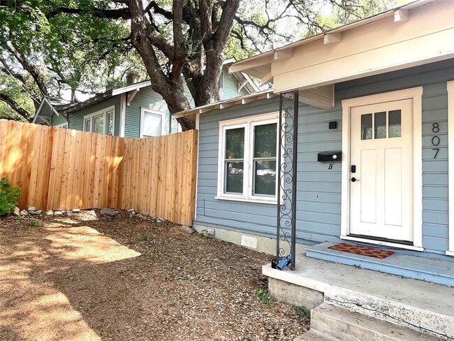 Photo - 807 E Riverside Dr