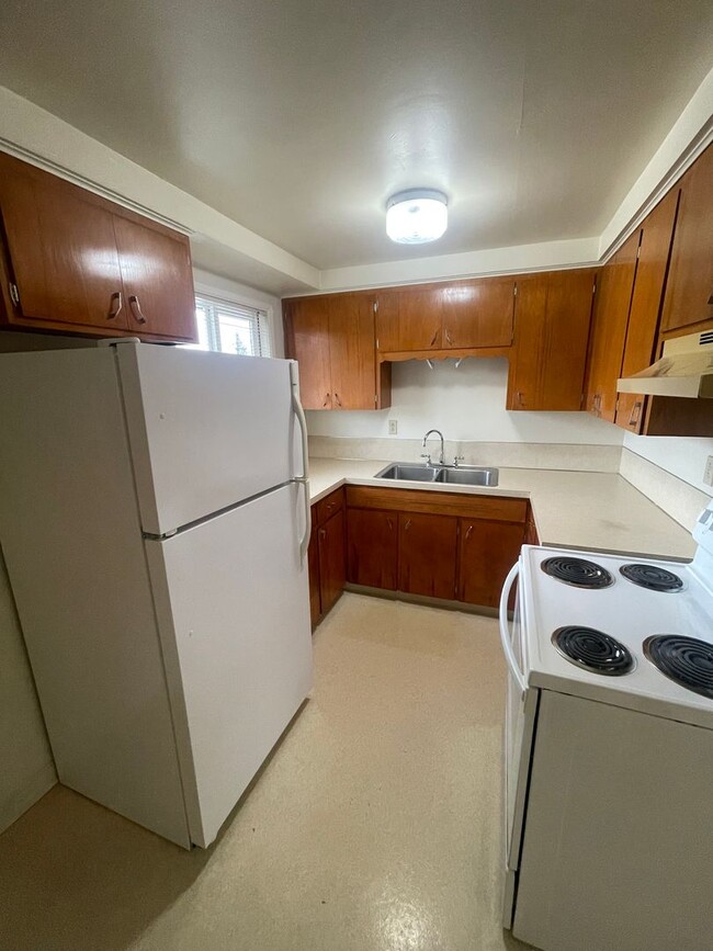 Building Photo - Large 2 Bedroom over looking the Golf Course! Unit #14