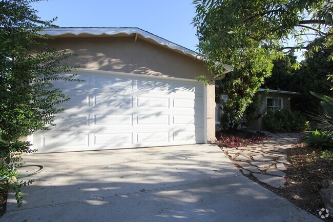 Building Photo - Beautiful 3 Bedroom Near UCR Rental
