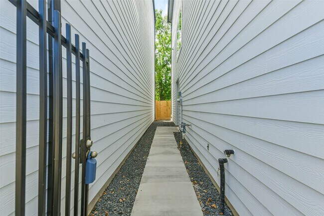 Photo - 5703 Balbo St