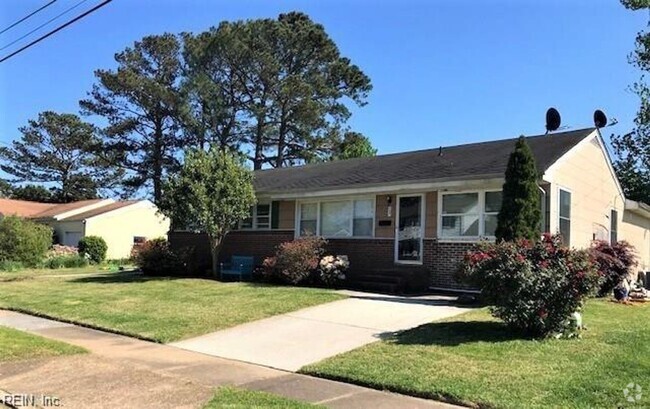 Building Photo - BEAUTIFULLY UPDATED 4 BEDROOM WITH FENCED ... Rental