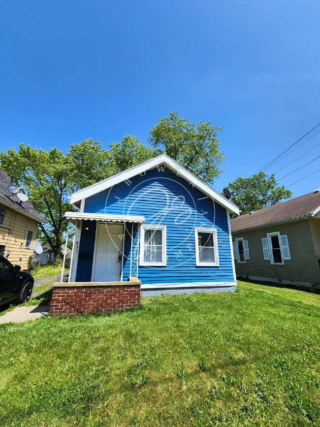 Building Photo - 2 Bedroom | 1 Bathroom | Fenced Yard | Detached Garage