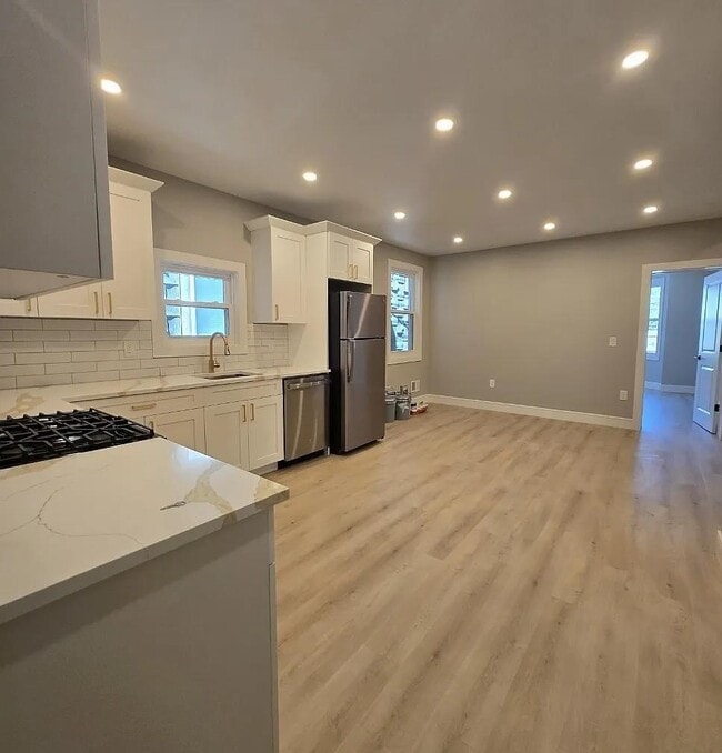 Building Photo - 207 Virginia Ave Unit 2