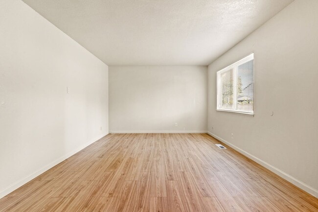 Photo - Large 3BD Townhome Style Apartment w/ Brand New Flooring in Hayward Unit 4