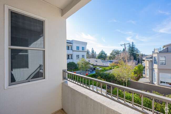 1BR-1BA-709SF-Deck