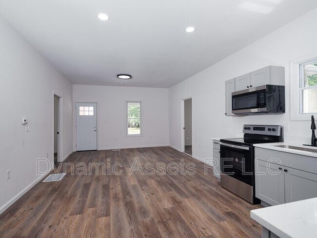 Photo - 652 E 21st St