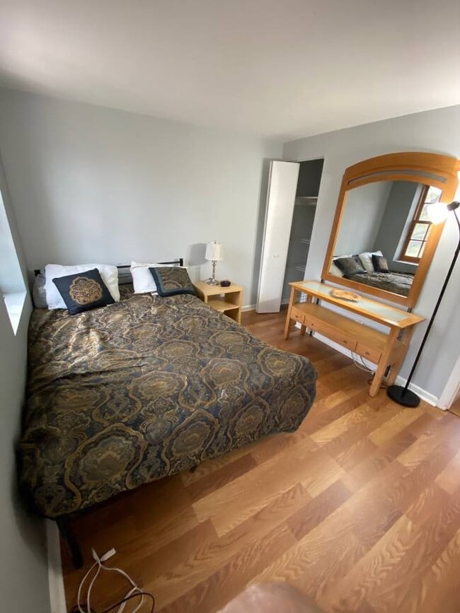 Dormitorio - 646 W Conway St