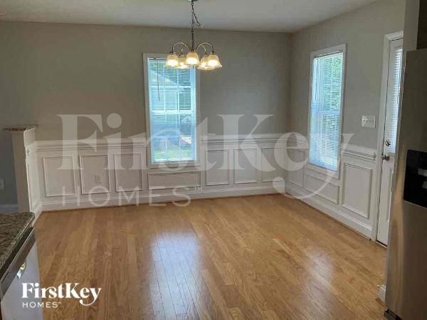 Photo - 284 Southcircle Dr NW