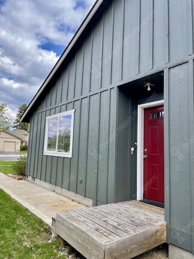 895 NE Hidden Valley Dr Apartment Unit 2 Bend, OR