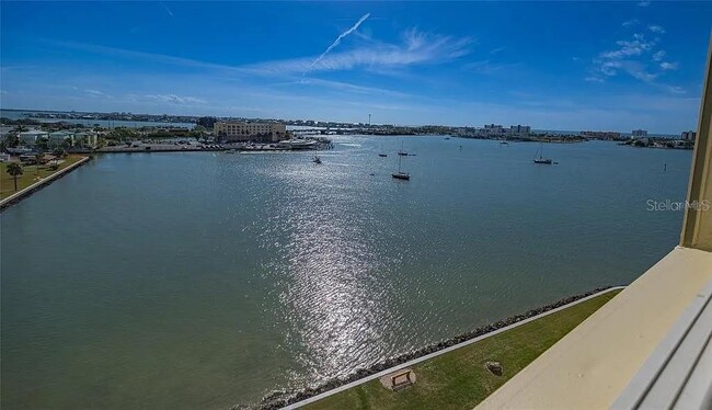 Building Photo - 4775 Cove Cir Unit 1002