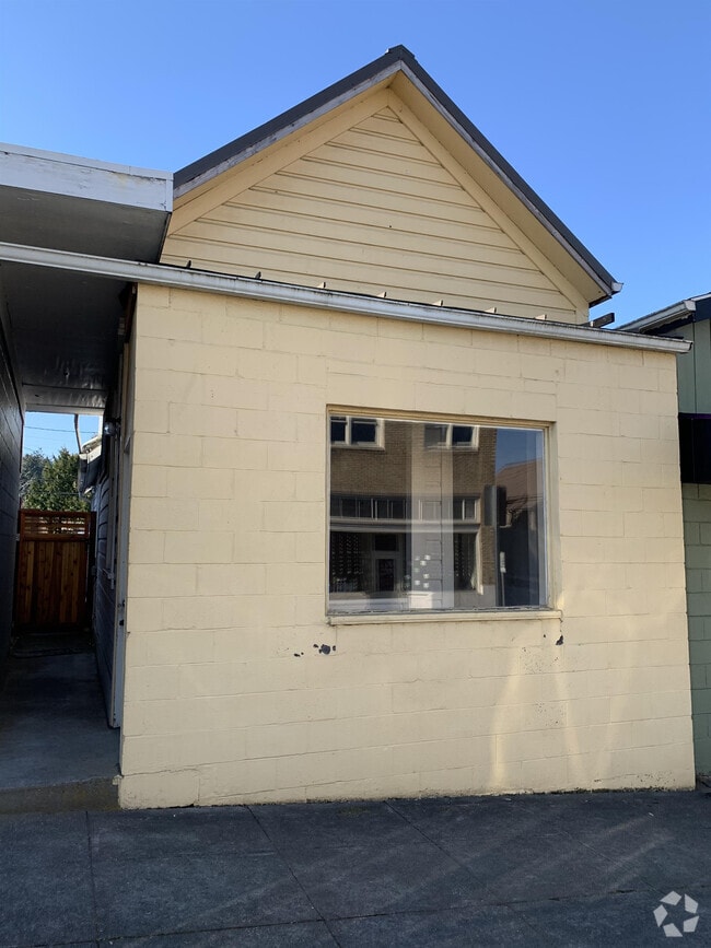 Building Photo - 44 S Nehalem St Rental