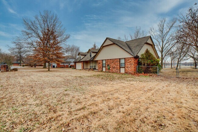 Photo - 3 Bed / 2 Bath in Broken Arrow!