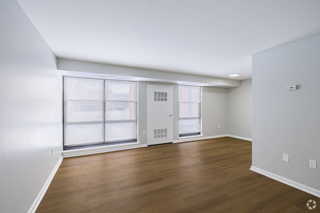 1BR, 1BA - 695SF - Living Room