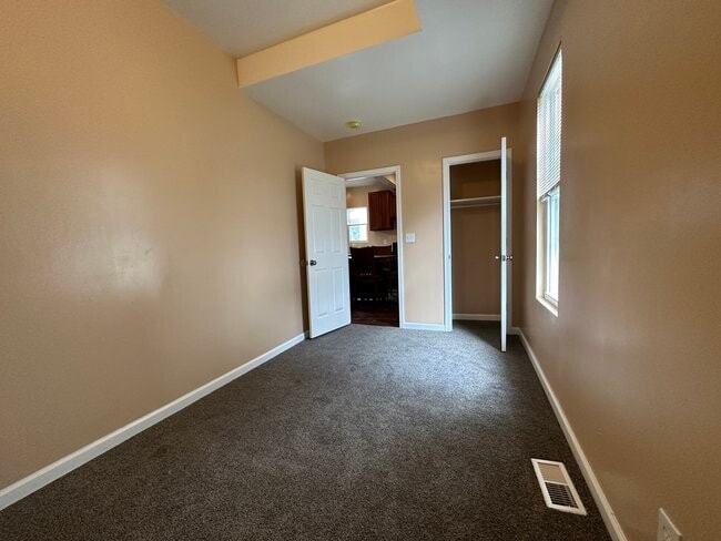 Building Photo - 697 Allyn St Rental
