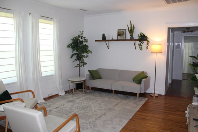 Photo - 117 W Poplar St