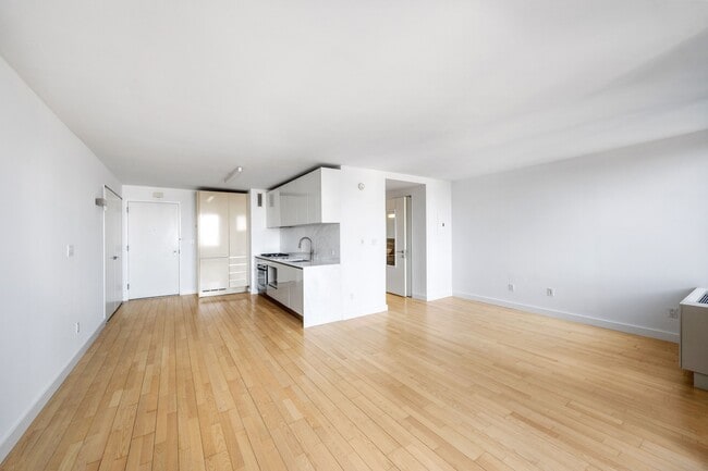 Photo - 322 W 57th St