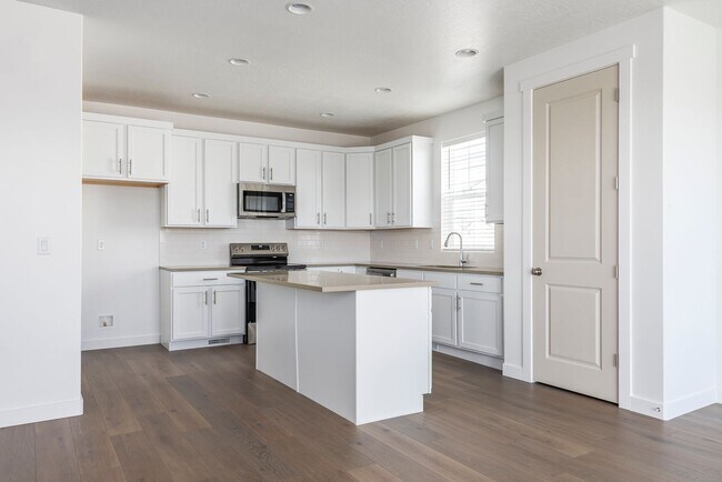2526 N 3670 W