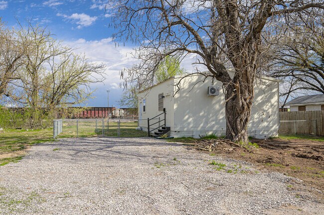Photo - 709 SE 10th St