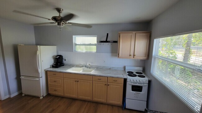 Building Photo - 318 W Hilda St Unit Back Rental