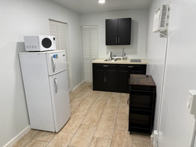Building Photo - 231 W 41st St Rental