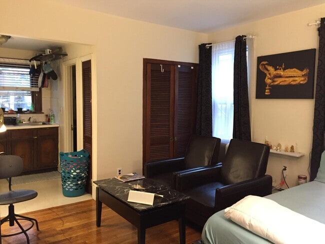 Building Photo - 306 Newbury St Unit 3 Rental