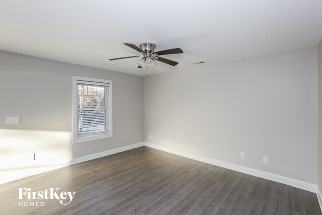 Photo - 244 Glenn St NW