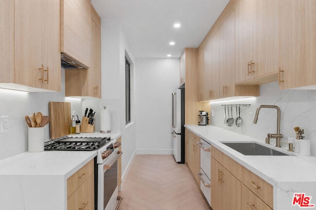 Building Photo - 8455 Fountain Ave Unit 308