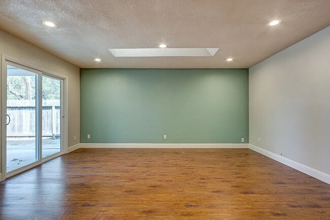 Photo - 5923 Revelstok Dr