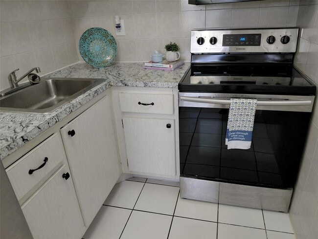 Building Photo - 1433 SW 24th Ct Unit 2