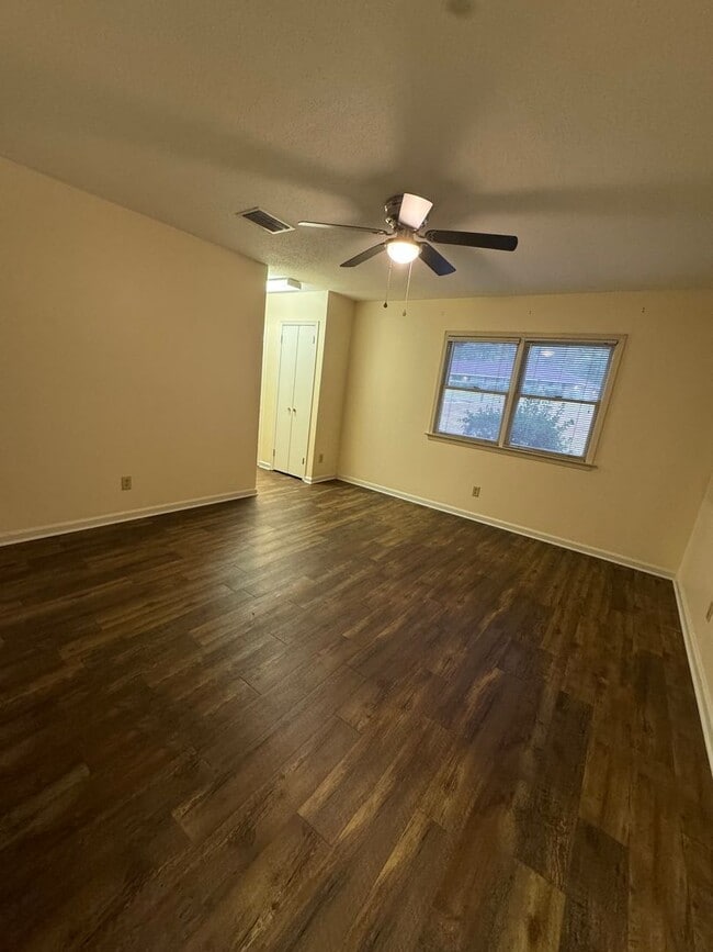 Photo - 702 Sandhurst Dr