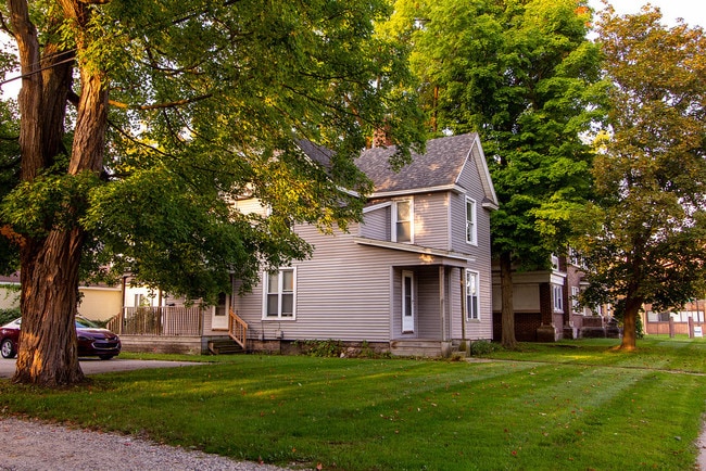 Building Photo - 310 Maple St Unit B