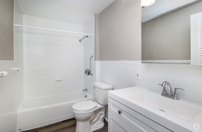 2BR, 1BA - 850SF - Bathroom