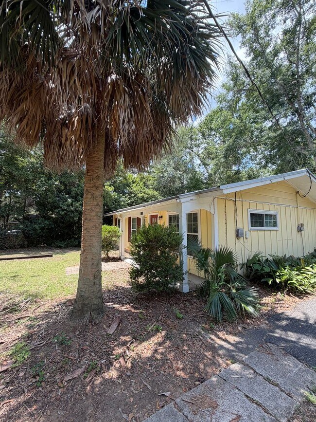 Photo - 3/1 Located in the Heart of Tallahassee Florida. Available NOW
