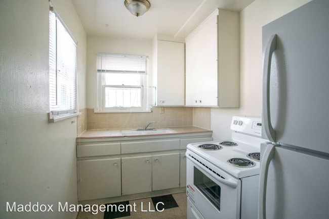 Photo - 2121 Gold Ave SE