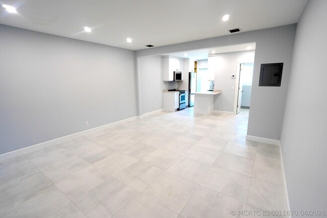 Building Photo - 631 NE 17th Way Unit 3