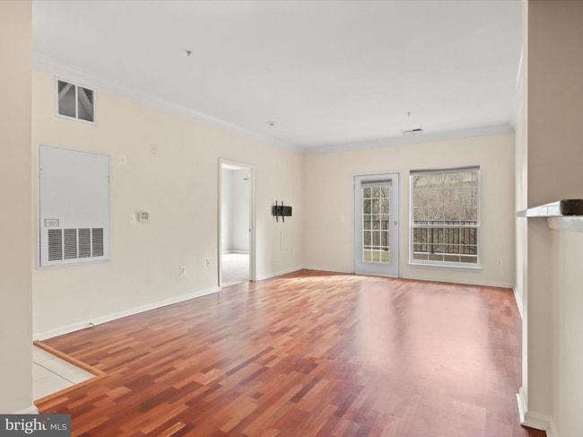 Living Room - 4860 Eisenhower Ave Unit 292
