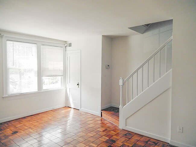 Photo - Sun-Filled & Well-Maintained 1 Bed 1 Bath ...