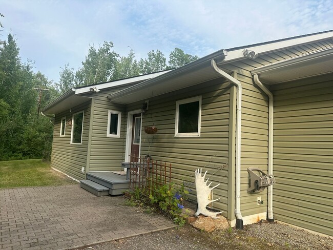 Building Photo - Beautiful 3 Bedroom, 2 bath, 2 Car Garage home off Chena Hills/Chena Ridge