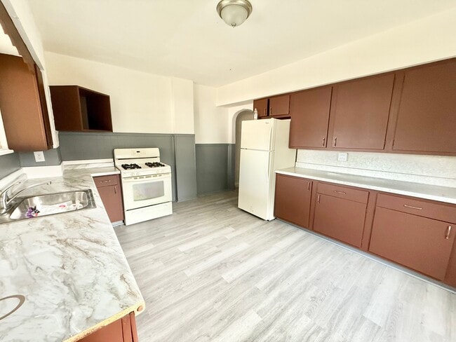 Photo - 864 Vankirk St