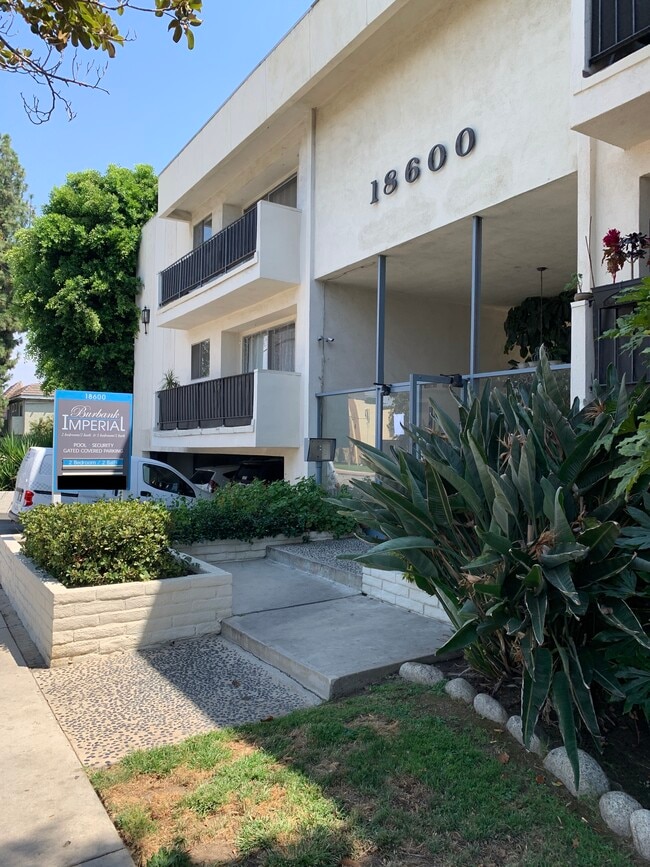 Photo - 18600 Burbank Blvd Apartamentos Unidad 202